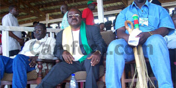 Franci Yong (centre) en compagnie de Joseph Mbanga de Achille FC (gauche)