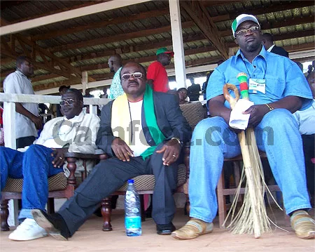 Franci Yong (centre) en compagnie de Joseph Mbanga de Achille FC (gauche)