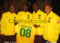 Tchato, Binya, Emana et Epallé avec l'un des nouveaux maillots