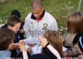 Epallè signe des autographes aux écoliers bavarois