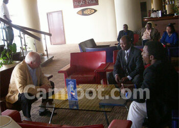 En seance de travail avec Gweha et Nguidjol