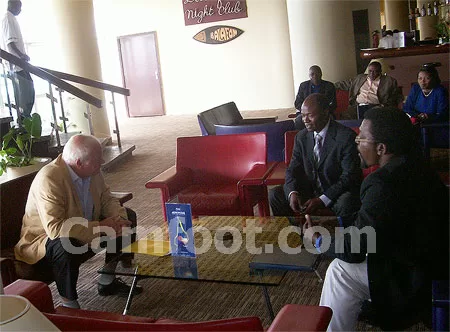 En seance de travail avec Gweha et Nguidjol