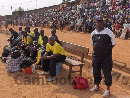 Wamba Petit Michel dirige le banc de touche de l'Aigle