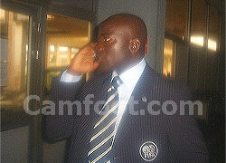 Evarist Menkouandé à l'embarquement à Douala