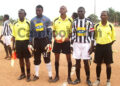 Les capitaines et les officiels du match