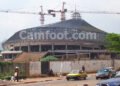 Palais des Sports de Yaoundé en chantier dans un quartier populaire