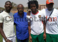 Alex Song pose avec Essomba Eyenga (Tkc - Fecafoot) et 2 fans
