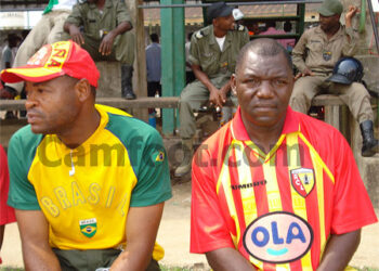 Billè Tanga (gauche) aux côtés du coach Heya François, ce dimanche à Douala