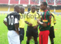 Les officiels et les 2 capitaines, Boumsong (Canon) et Ntolla (Tkc)