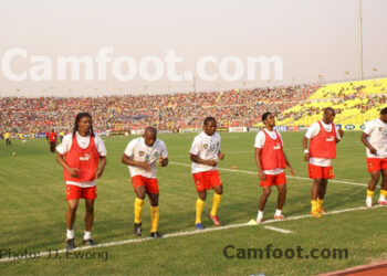 À l'échauffement avant le match (CMR-EGT)