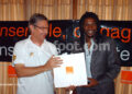 Le capitaine Rigobert Song et M. Roland Gerster de Orange