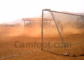 Pluie de poussière au stade après une action de jeu