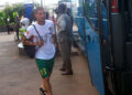 Marcel Ndjeng se dirige vers l'autobus