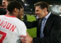 Makoun buteur avec Lyon félicité ici par son coach Claude Puel