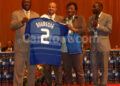 Edjoa recoit le maillot de Boumsong de la mère du joueur