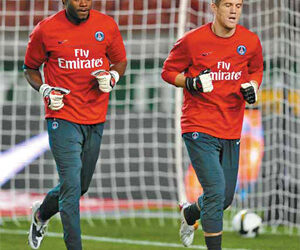 Le gardien Apoula Bete Edel, vingt-deux ans (à gauche), encore jamais aligné par le PSG, sera propulsé titulaire ce soir.