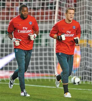 Le gardien Apoula Bete Edel, vingt-deux ans (à gauche), encore jamais aligné par le PSG, sera propulsé titulaire ce soir.