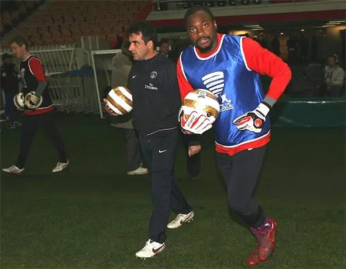 Apoula Edel s'apprête à s'échauffer avant le match gagné face à Nancy (2-0)