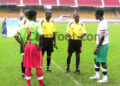 Les deux capitaines (Owona Zoa et Nguemaleu) et les officiels du match
