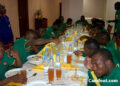 Les lionceaux pendant leur repas ce vendredi à leur hôtel à Kigali