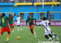 Zoua Daogari le buteur des Lionceaux contrôle le ballon ans la défense du ghana