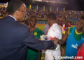 Le président Paul Kagamé du Rwanda saluant les joueurs camerounais à la fin du match