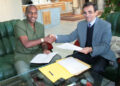 Échange de documents entre Alim Konaté (CA Cotonsport) et Abdulmagid Saleh (Président Délégué d’Al ITTIHAD)
