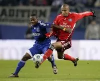 Hamburger SV - Ajax , UEFA Cup, Eyong Enoh vs. Alex Silva (foto ANP)