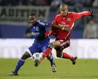 Hamburger SV - Ajax , UEFA Cup, Eyong Enoh vs. Alex Silva (foto ANP)