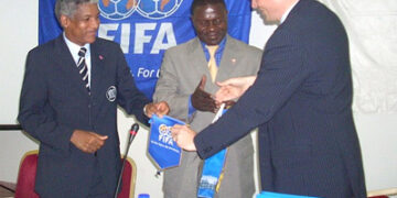 Échange de Fanion entre Thierry Regnass, directeur regional Fifa en Afrique et Iya Mohammed