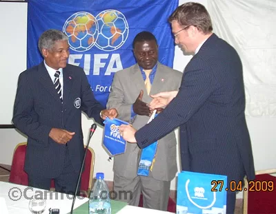 Échange de Fanion entre Thierry Regnass, directeur regional Fifa en Afrique et Iya Mohammed