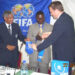 Échange de Fanion entre Thierry Regnass, directeur regional Fifa en Afrique et Iya Mohammed