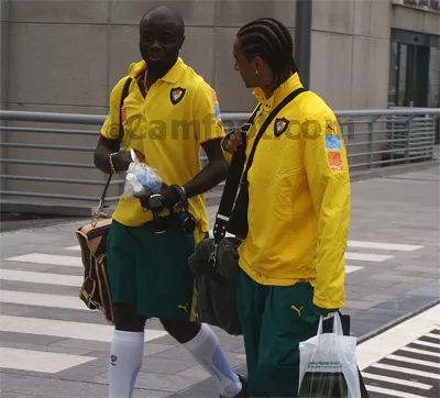 Assou-Ekotto et le recalé Mbami, au moment de quitter définitivement leur refuge de Enghien ce jeudi pour un luxeux Hôtel proche de l'aéroport de Zaventem-Bruxelles