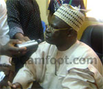 APEJES présente son trophée au Gouverneur du Centre