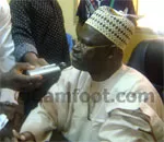 APEJES présente son trophée au Gouverneur du Centre