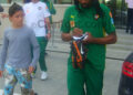 Rigobert Song signant un autographe à un jeune admirateur autrichien
