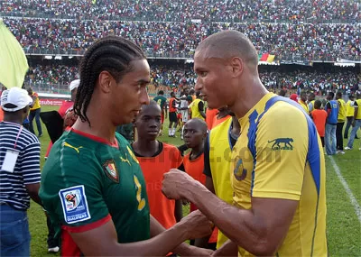 Assou-Ekotto et Daniel Cousin sympathisent à la fin du match