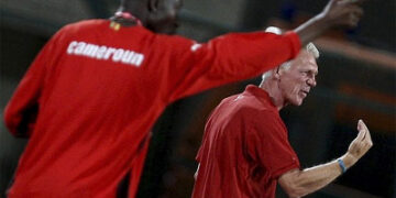 Alain Wabo (coach Cameroun) (g), et Thomas Rongen (coach U.S.) donnant des instructions à leurs poulains lors du match FIFA U-20 group C à Suez 29-09-2009.