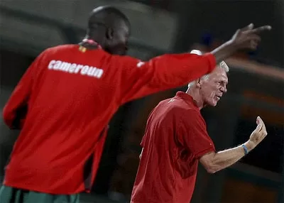 Alain Wabo (coach Cameroun) (g), et Thomas Rongen (coach U.S.) donnant des instructions à leurs poulains lors du match FIFA U-20 group C à Suez 29-09-2009.