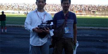 Les deux journalistes japonais au stade de la réunification dimanche à Douala
