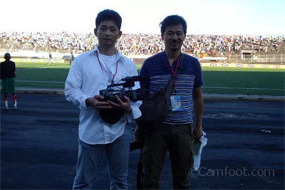 Les deux journalistes japonais au stade de la réunification dimanche à Douala