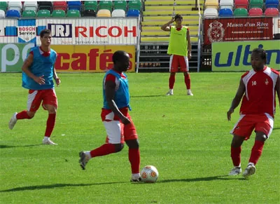 Mbida Messi (SC Olhanense) balle au pied