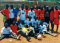 Au stade de Biyem-Assi (Yaoundé) avec des jeunes coéquipiers Camerounais