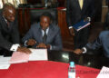 Le Dg de Apex signe le document sous le regard du minstre Zoah