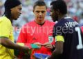 Tignyemb échangeant le fanion avec Ronaldinho face au Brésil en 1/4 de finale aux JO2008