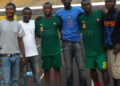 Abouna et Mabouka entourés de fans, lors d'un stage des Lions A' à Yaoundé