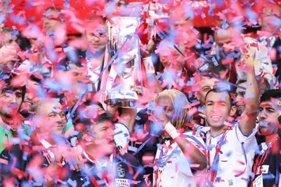 Rigobert Song brandit le trophée