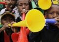 Vuvuzelas.. aux couleurs du Cameroun par des enfants ambiançant les entrainements des Lions à Durban