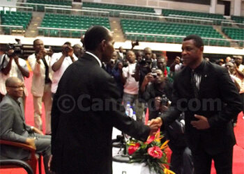 Omam Biyik félicité par le Minsep Michel Zoah