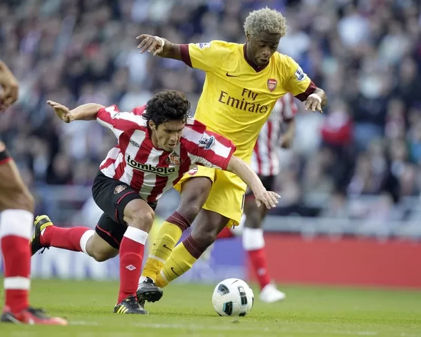 Angleterre: Alex Song vire au rouge, Bassong au banc